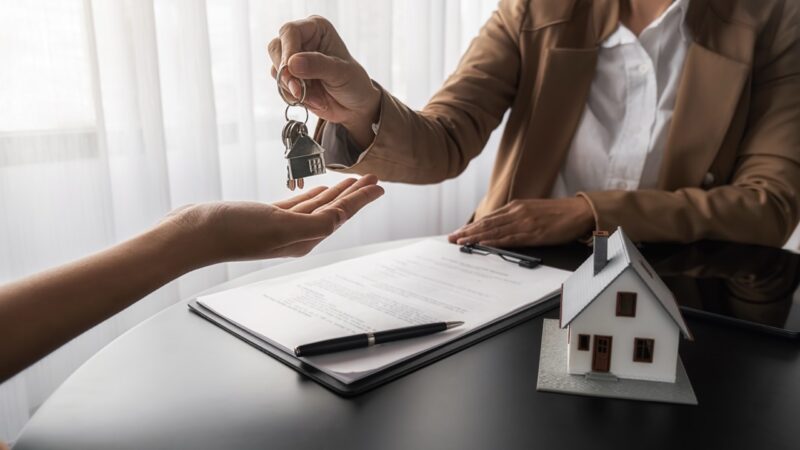 Eerste woning kopen en de sleutels overhandigd krijgen na tekenen van het contract